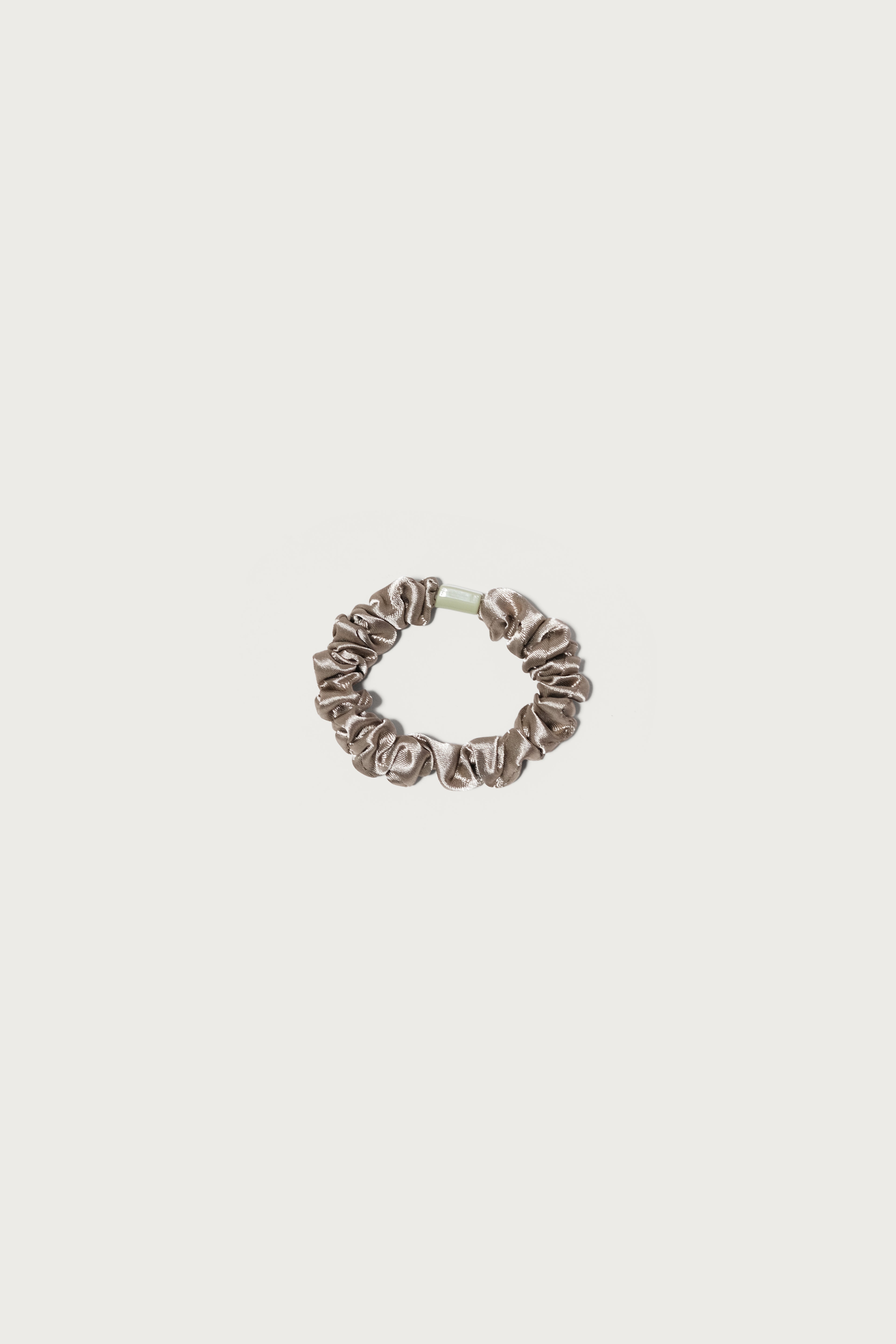 NEOSAVA Accessoire Cheveux premium scrunchie collection with 5 elegant neutral hair ties for ponytail styling, bun hairstyles, half-up looks, daily outfits, travel, workout, yoga, and pilates.