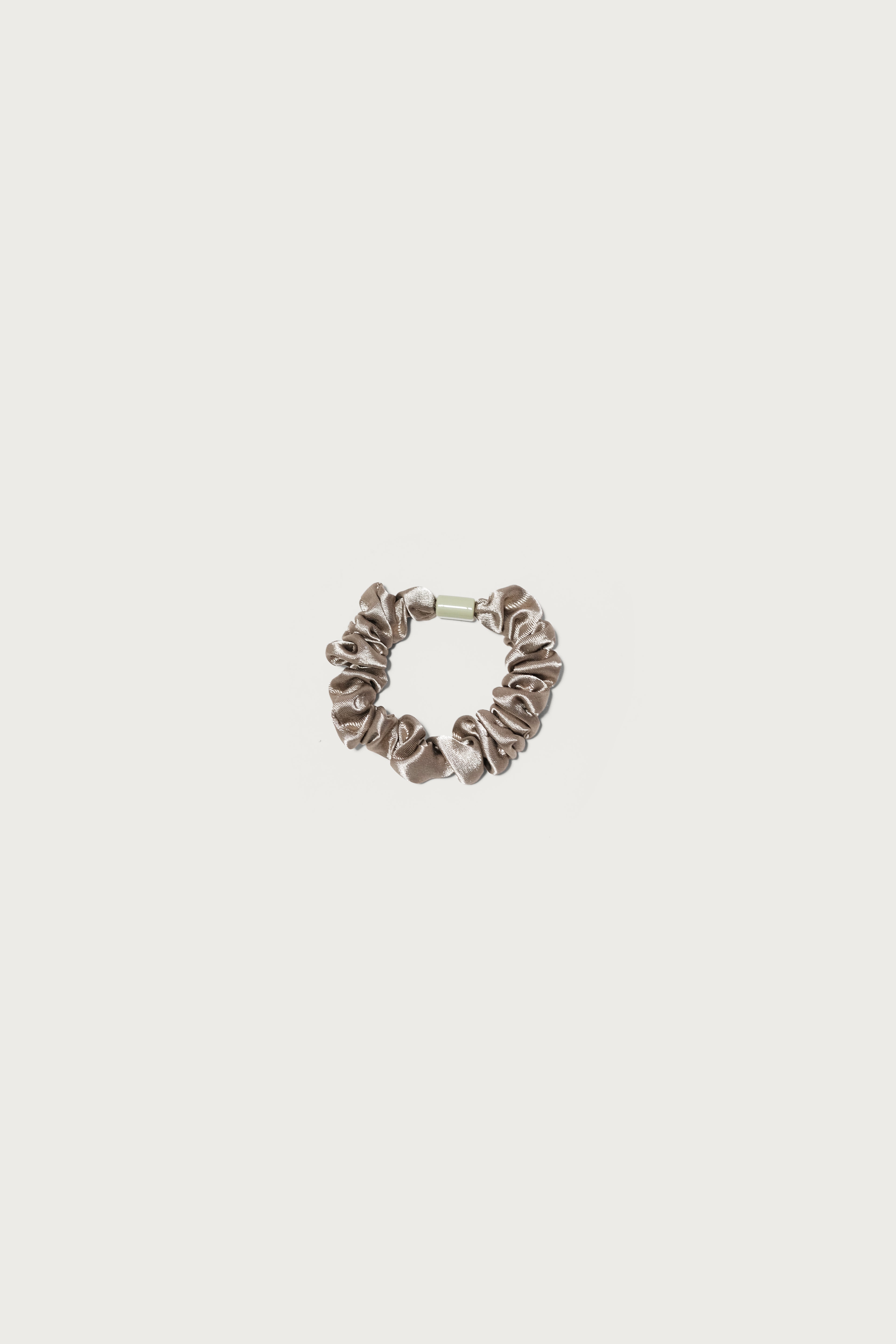 NEOSAVA Accessoire Cheveux two piece hair accessory set featuring neutral scrunchies for elegant daily styling, ponytails, buns, half-up hair, travel, office wear, yoga, pilates, and workouts.