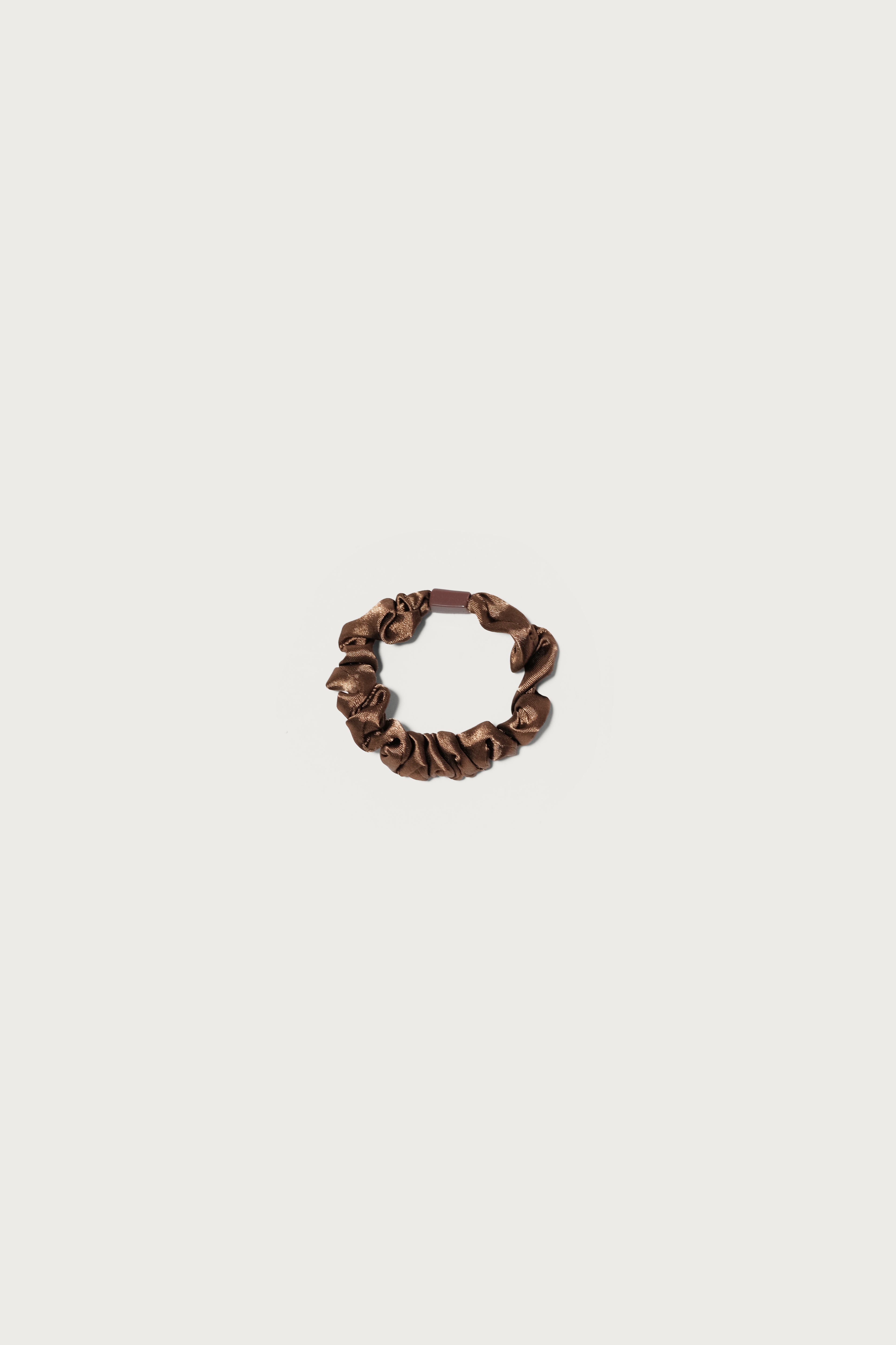 NEOSAVA everyday neutral scrunchie and hair tie set for one-pull styling, clean ponytails, soft buns, office essentials, handbag pouch, travel kit, yoga class, pilates, and active days.