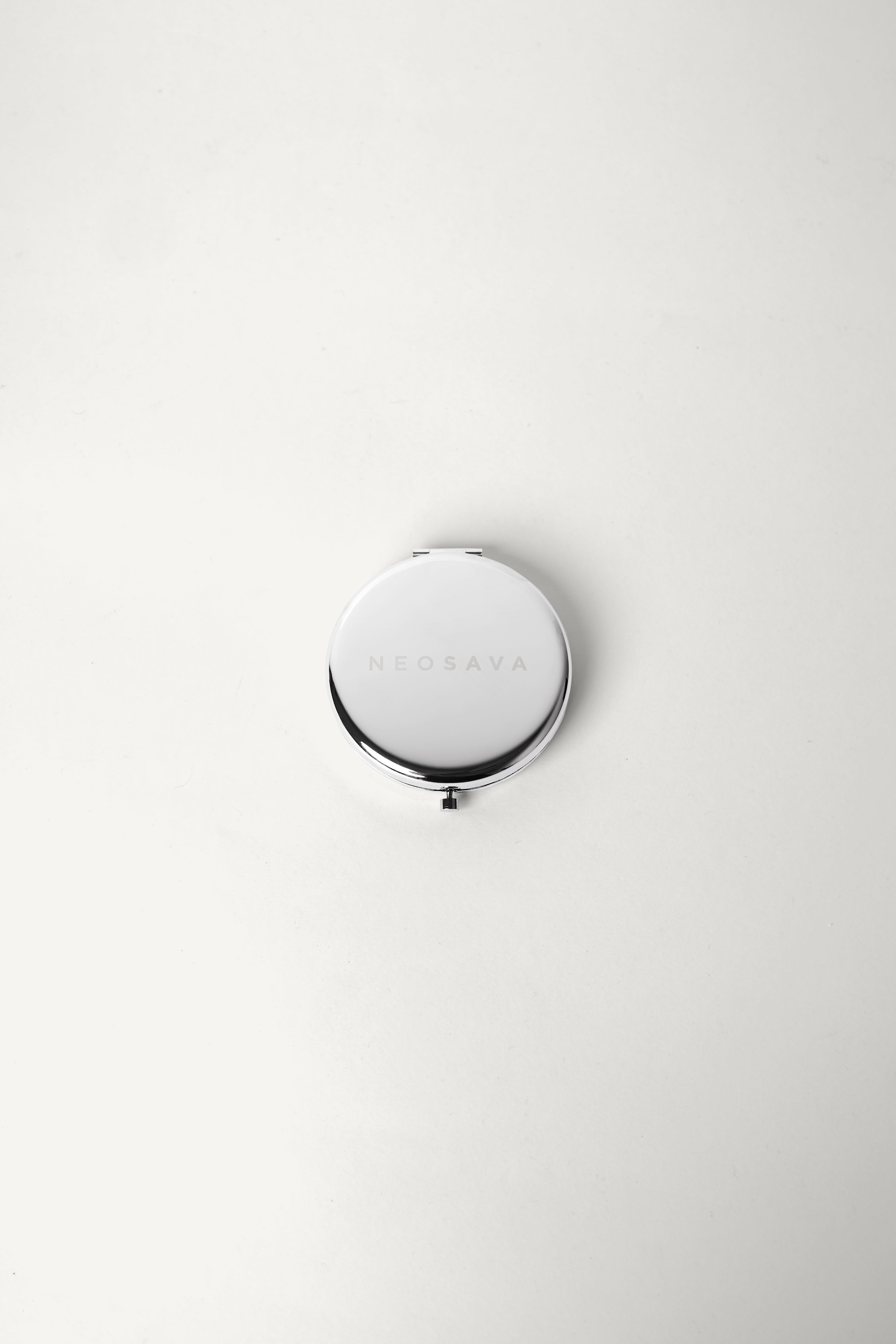 NEOSAVA Miroir de Poche luxury pocket mirror Silver Edition with polished silver design, dual mirror reflections, 1X clarity, 3X magnification, and ultra-slim shape for travel, office, handbag, and daily touch-ups.